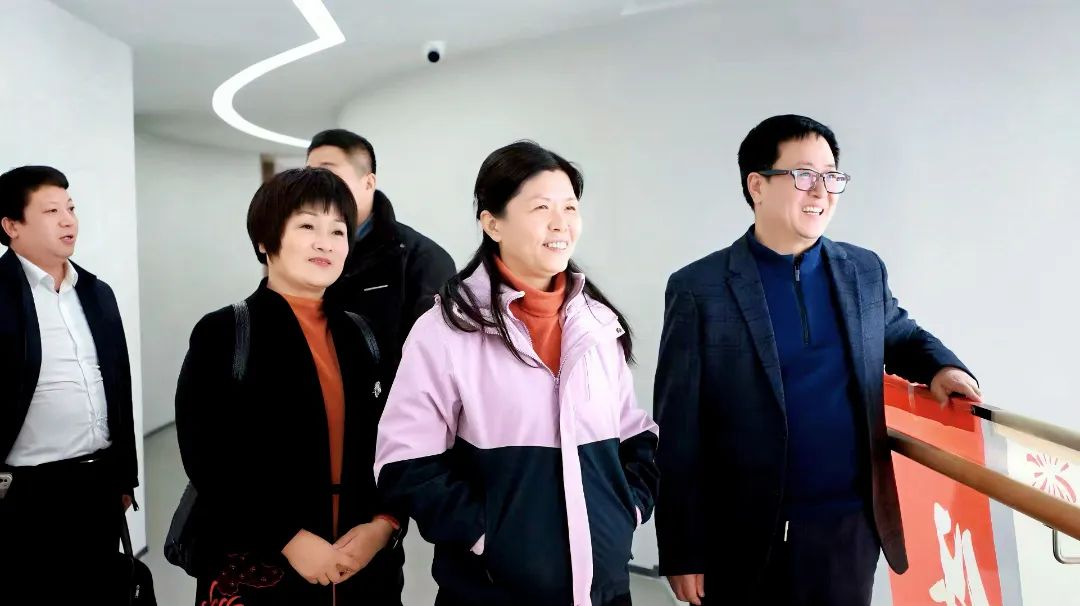 咸阳市总工会党组副书记张静一行莅临明日之星教育基金会参观座谈