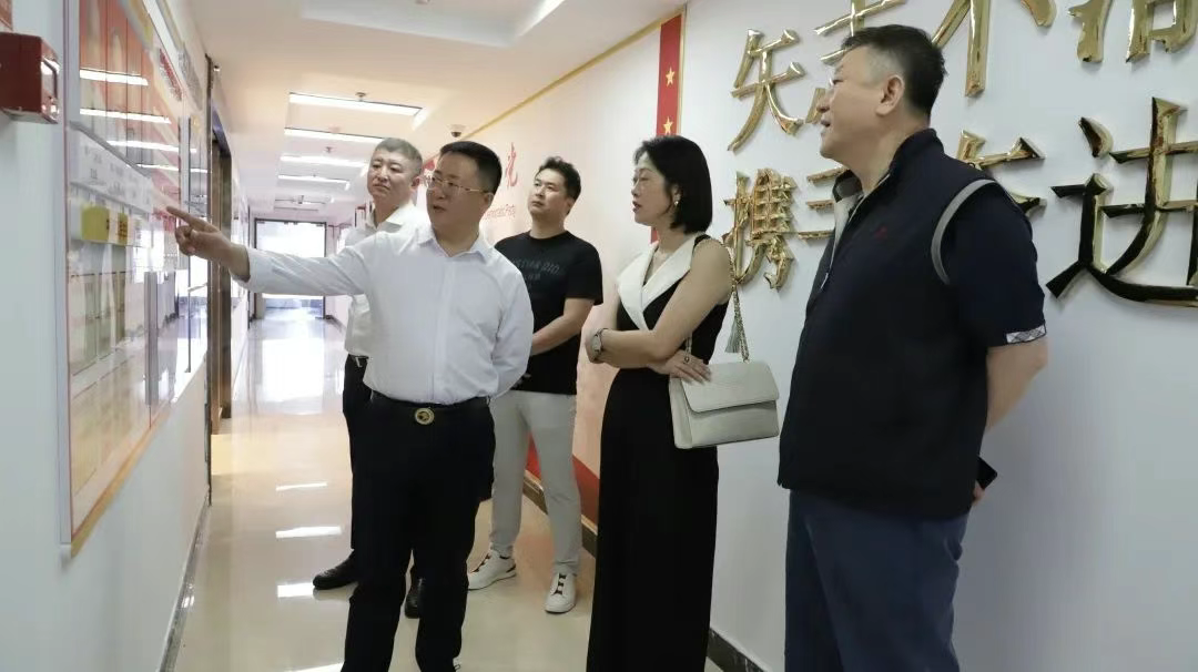 湛江市山东商会会长刘莉娜一行莅临明日之星教育基金会交流座谈
