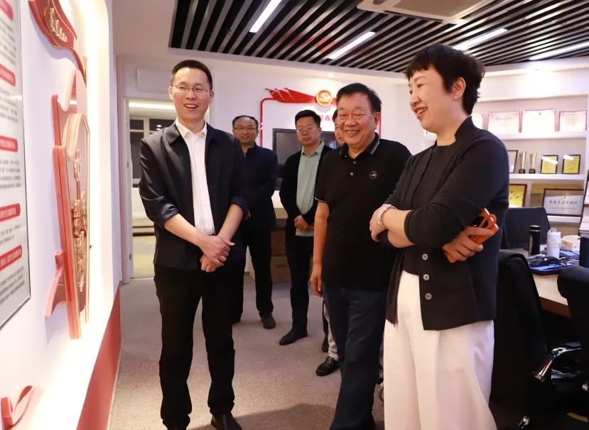 河南省社科联副主席、民盟河南省委会副主委苗树群一行莅临明日之星教育基金会交流座谈
