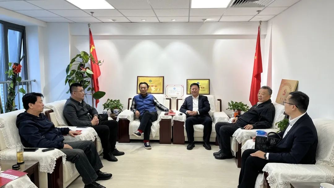 明日之星教育基金会发起人张明勇率队一行到辽宁省民营企业文化促进会拜访